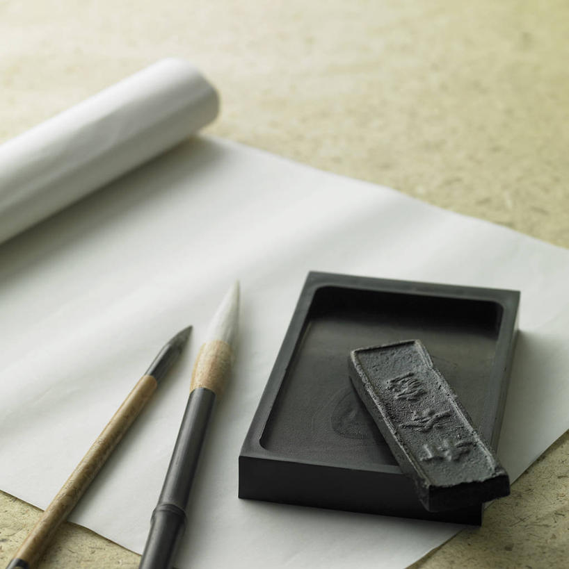 无人,竖图,俯视,室内,特写,白天,静物,阴影,反射,笔,毛笔,砚台,影子,纸,办公用品,砚,文具,一个,黑色,学习用品,摄影,影棚,单个,文具用品,两支,文房四宝,宣纸,纸寿千年,纸中之王,泾县纸,彩图,高角度拍摄,影棚拍摄,拍摄