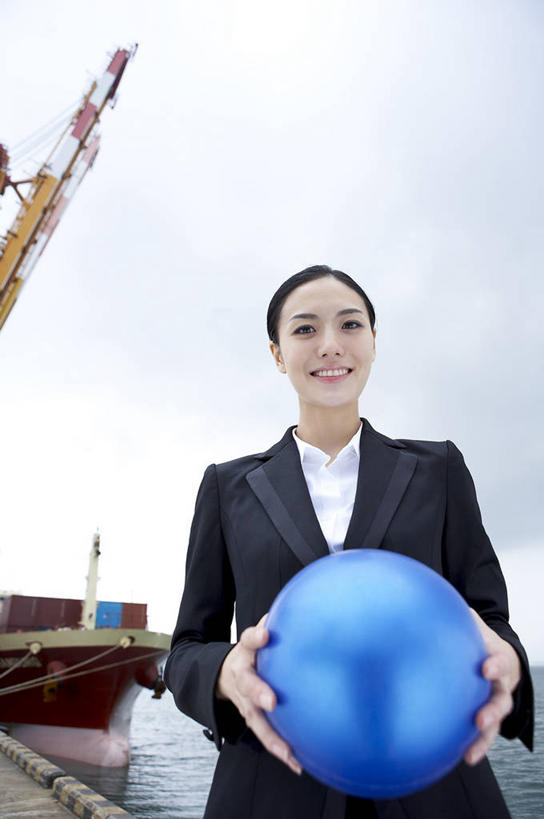 东方人,一个人,商务人士,商务女性,码头,站,捧,笑,微笑,露齿笑,竖图,室外,白天,正面,技术,港口,建筑,船,亚洲,仅一个年轻女性,仅一个女性,仅一个人,一艘,套装,乌云,云,阴天,云朵,云彩,注视,黄种人,设备,油轮,球,施工,一个,蓝色,天空,交通工具,天,观察,看,站着,机械,起重机,单个,观看,工程,察看,昏暗,阴沉,关注,载具,商务装,工薪阶层,集装箱码头,年轻女性,女人,女性,亚洲人,白领,上班族,端,端着,捧着,手捧,站立,半身,彩图,摆渡口,埠头,渡口,渡头,港湾,海港,货运码头,口岸,商港,商船,油船,运输船舶