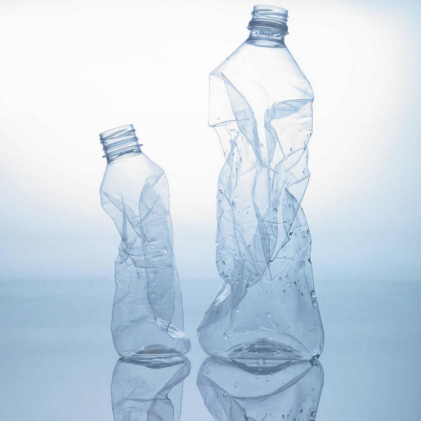 无人,竖图,室内,特写,白天,白色背景,正面,静物,阴影,破旧,陈旧,反射,影子,两个,瓶子,塑料制品,塑料瓶,摄影,影棚,残破,彩图,影棚拍摄,拍摄