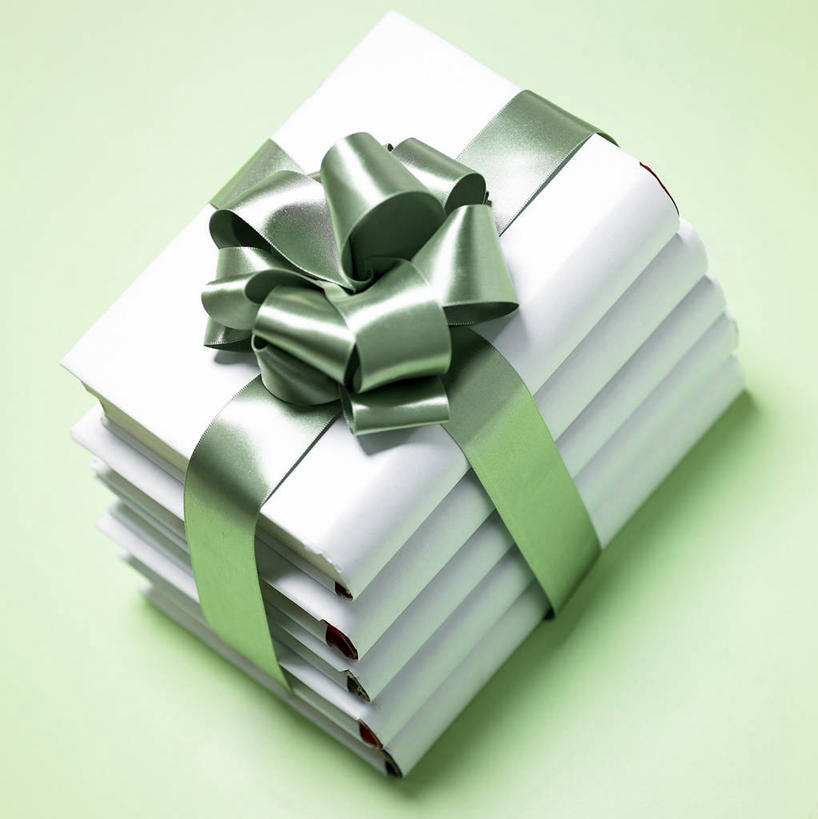 无人,竖图,俯视,室内,特写,白天,静物,书籍,一堆,绿色背景,阴影,堆叠,堆积,反射,丝绸,丝带,影子,缎带,五本,绸带,绿色,白色,书本,摄影,影棚,堆,书,图书,彩图,高角度拍摄,影棚拍摄,拍摄