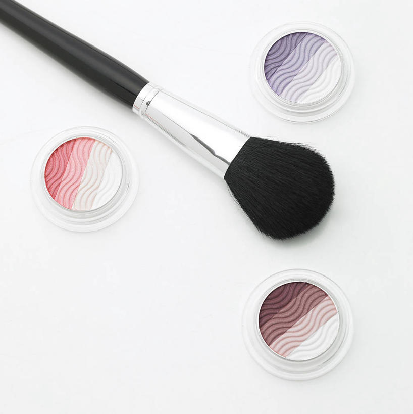 无人,竖图,俯视,室内,特写,白天,白色背景,静物,一把,阴影,反射,影子,三个,化妆品,化妆刷,刷子,腮红,摄影,影棚,腮红刷,美容工具,化妆用品,胭脂,彩妆刷,化妆工具,胭脂刷,彩图,高角度拍摄,影棚拍摄,拍摄