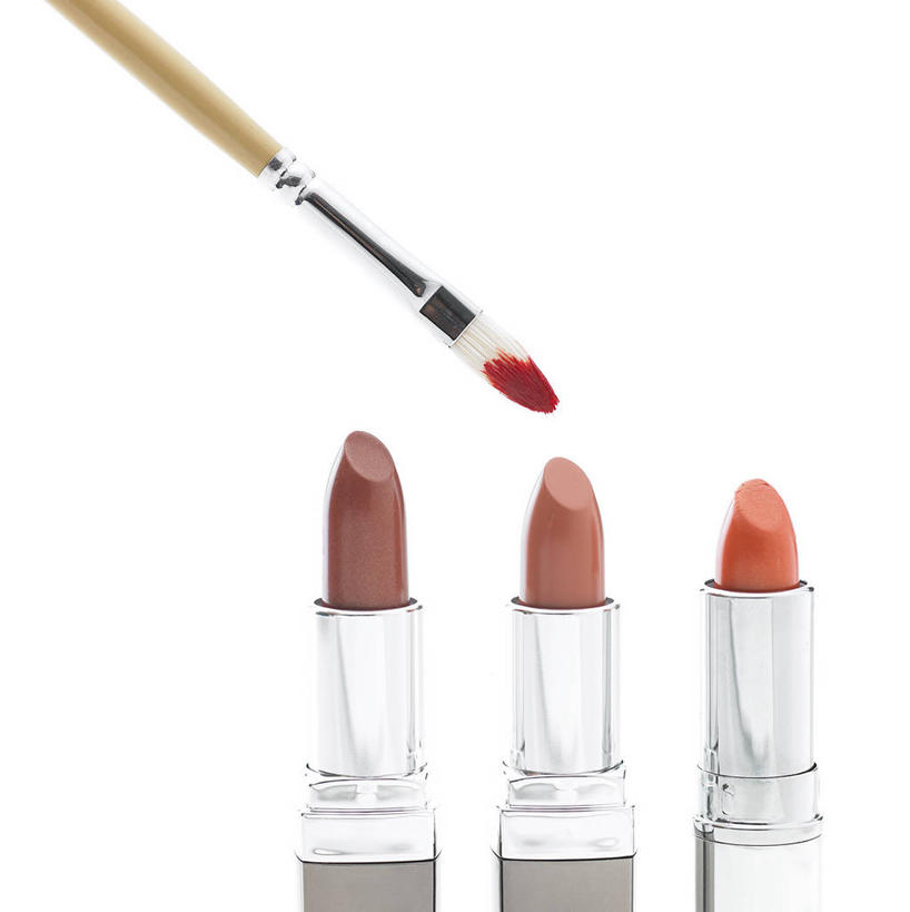 无人,竖图,室内,特写,白天,白色背景,正面,静物,一把,阴影,反射,影子,唇刷,三个,唇膏,化妆品,化妆刷,刷子,口红,摄影,影棚,美容工具,化妆用品,彩妆刷,化妆工具,唇棒,彩图,影棚拍摄,拍摄