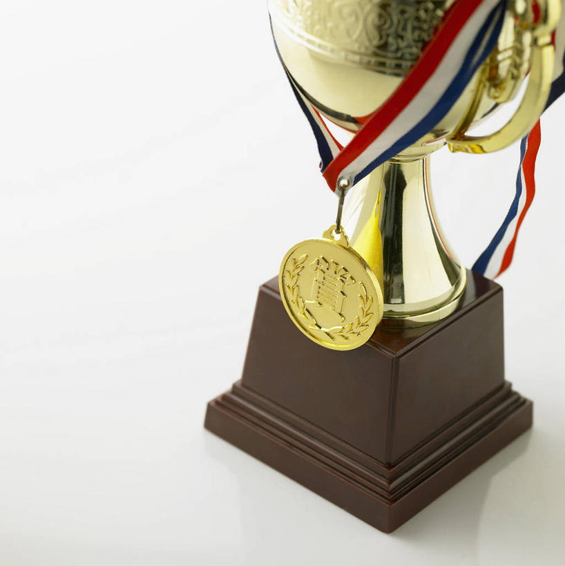 无人,竖图,俯视,室内,特写,白天,白色背景,成功,胜利,静物,阴影,反射,影子,一个,光彩,摄影,影棚,单个,奖牌,荣誉,奖品,荣耀,光荣,彩图,高角度拍摄,影棚拍摄,拍摄,奖杯