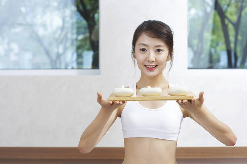 东方人,一个人,站,捧,笑,微笑,露齿笑,横图,室内,白天,正面,窗户,餐具,蜡烛,亚洲,仅一个女性,仅一个人,阴影,内衣,反射,碟子,盘,影子,墙,注视,黄种人,玻璃窗,墙壁,墙面,三个,一个,白色,盘子,碟,观察,看,站着,仅一个中年女性,胸罩,文胸,单个,观看,运动文胸,察看,关注,乳罩,胸衣,烛炬,运动胸罩,女人,女性,中年女性,亚洲人,端,端着,捧着,手捧,站立,半身,彩图,运动型胸罩