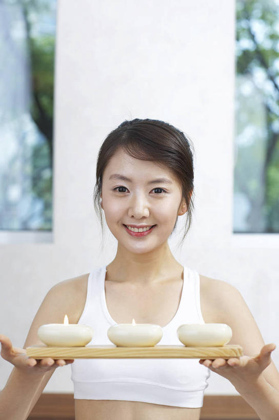 东方人,一个人,站,捧,笑,微笑,露齿笑,竖图,室内,白天,正面,窗户,餐具,蜡烛,亚洲,仅一个女性,仅一个人,阴影,内衣,反射,碟子,盘,影子,墙,注视,黄种人,玻璃窗,墙壁,墙面,三个,一个,白色,盘子,碟,观察,看,站着,仅一个中年女性,胸罩,文胸,单个,观看,运动文胸,察看,关注,乳罩,胸衣,烛炬,运动胸罩,女人,女性,中年女性,亚洲人,端,端着,捧着,手捧,站立,半身,彩图,运动型胸罩