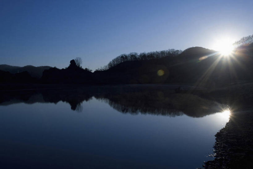 无人,横图,室外,白天,正面,旅游,度假,湖,湖泊,美景,山,山脉,水,太阳,法国,欧洲,阴影,梦幻,发光,光束,光线,影子,湖面,景观,山峰,水流,水面,悬崖,光亮,山峦,背光,娱乐,蓝色,倒影,蓝天,天空,阳光,自然,湖水,群山,天,享受,休闲,景色,放松,晴朗,倒映,未来,西欧,发亮,法兰西,自然风光,逆光,憧憬,万里无云,法兰西共和国,法兰西第五共和国,绝壁,反照,南部.比利牛斯,南部.比利牛斯大区,塔恩省,晴空,晴空万里,彩图,镜头光晕,透镜闪耀,眩光
