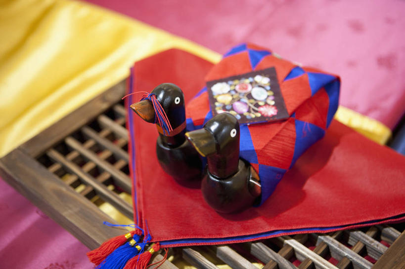 无人,横图,俯视,室内,特写,白天,鸟,静物,阴影,朦胧,模糊,装饰,反射,鸟类,影子,装饰品,两个,装饰物,华丽,修饰,点缀,饰物,衬托,美观,雅致,雅观,彩图,高角度拍摄