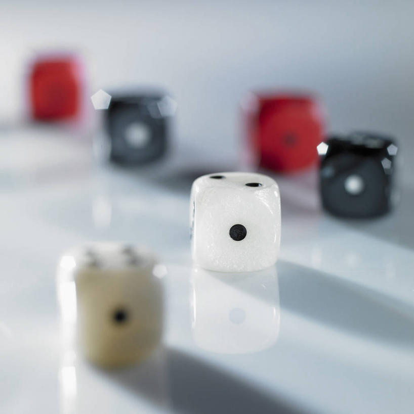 无人,竖图,俯视,室内,特写,白天,静物,玩具,许多,阴影,灰色背景,朦胧,模糊,反射,骰子,影子,很多,排列,红色,白色,黑色,摄影,影棚,赌具,色子,投子,摆列,彩图,高角度拍摄,影棚拍摄,拍摄,布列,分列