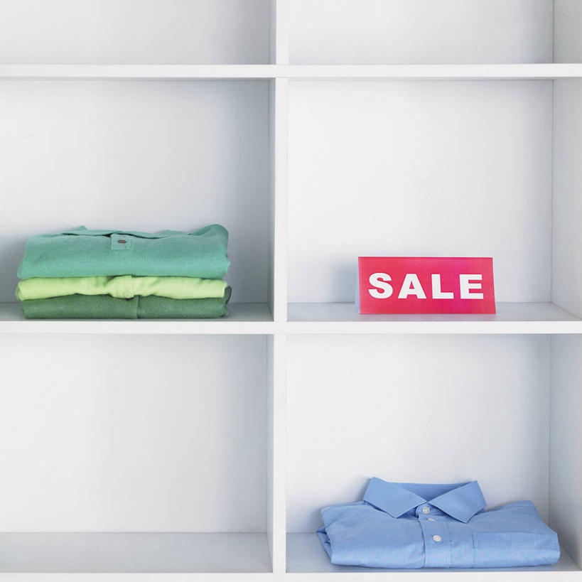 无人,商店,方图,室内,特写,白天,正面,衬衫,购物,消费,超市,指示牌,静物,阴影,反射,标志,文字,影子,标识,货架,架子,一个,红色,蓝色,绿色,白色,四件,金融,百货,单个,服装店,陈列架,选购,贸易,百货公司,服饰店,血拼,彩图,衬衣,购物商场,购物中心,商业中心