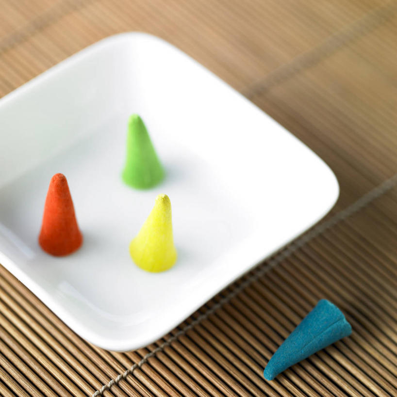 无人,竖图,俯视,室内,特写,白天,静物,餐具,阴影,朦胧,模糊,反射,碟子,盘,图形,席子,影子,圆锥,几何,一个,黄色,红色,蓝色,绿色,白色,盘子,碟,四个,单个,草席,数学,圆锥体,彩图,高角度拍摄,几何图形,立体几何,立体图形