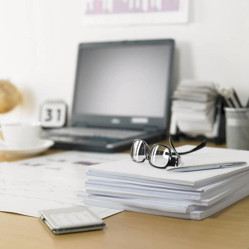 无人,竖图,室内,白天,正面,计算器,电脑,笔记本电脑,桌子,名片,笔筒,台历,一堆,一副,许多,阴影,堆叠,堆积,朦胧,模糊,时间,反射,计算,科学,网络,信息,材料,档案,文件,眼镜,影子,墙,办公用品,很多,联系,计时,通讯设备,书桌,架子,墙壁,墙面,一个,白色,卡片,课桌,容器,资料,器皿,理财,财务,单个,储藏,堆,一台,日期,无线,储存,数学,文档,通信设备,身份,无线网络,近视眼镜,无线上网,便携式电脑,名刺,名帖,交往,名片架,旋转名片架,插笔器具,文房用具,手提电脑,日历,彩图,商业,桌面名片架,贮存