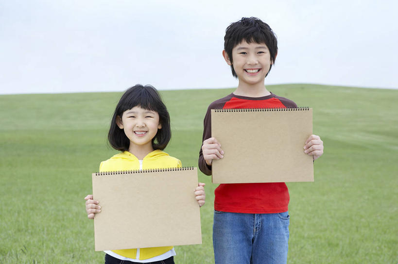 东方人,儿童,两个人,伙伴,朋友,站,笑,微笑,露齿笑,横图,室外,白天,正面,友谊,纯洁,草地,草坪,植物,亚洲,握,阴影,服装,光线,影子,纸,云,云朵,纸张,云彩,注视,休闲装,黄种人,草,小孩,衣服,蓝色,绿色,灰色,白云,蓝天,天空,阳光,天,观察,看,站着,休闲,休闲服,可爱,童年,童趣,握着,服饰,晴朗,观看,纸板,察看,关注,硬纸板,童真,烂漫,无邪,天真,友情,男孩,男人,男性,女孩,女人,女性,亚洲人,晴空,站立,半身,彩图,男生,女生