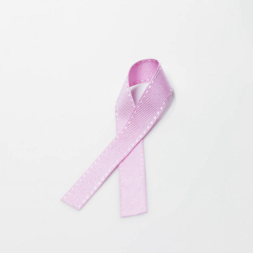 无人,交叉,竖图,俯视,室内,特写,白天,白色背景,静物,阴影,反射,标志,丝绸,丝带,影子,缎带,标识,绸带,一个,摄影,影棚,单个,疾病,肿瘤,乳腺癌,癌症,相交,交集,恶性肿瘤,彩图,高角度拍摄,影棚拍摄,拍摄,乳腺肿瘤,粉红丝带,乳癌