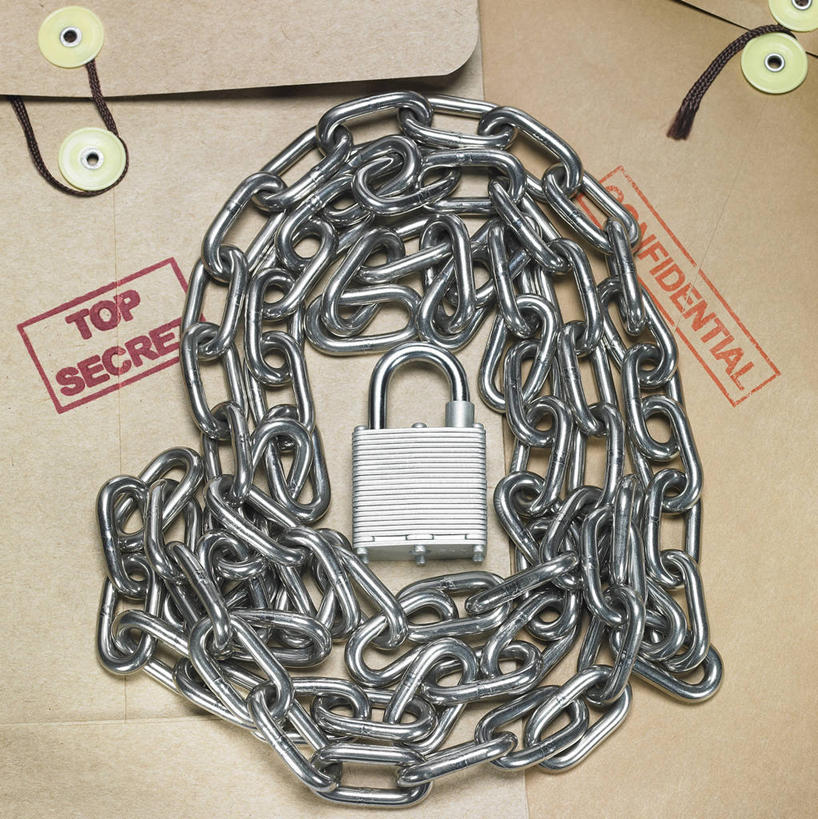 无人,竖图,俯视,室内,特写,白天,安全,静物,袋子,阴影,环绕,围绕,反射,影子,纸袋,防护,环抱,锁,两个,一个,容器,单个,储藏,铁环,保护,锁链,链条,档案袋,挂锁,束缚,储存,限制,保险,私密,保全,周全,安稳,安定,防盗,约束,萦绕,平安,彩图,高角度拍摄,贮存