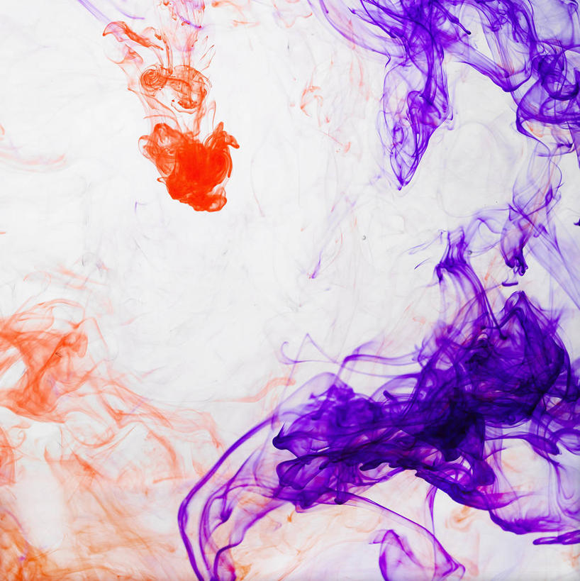 无人,竖图,室内,特写,白天,正面,水,阴影,波纹,透明,反射,墨水,液体,影子,气泡,水滴,办公用品,涟漪,漩涡,水泡,水珠,文具,红色,紫色,水纹,泡泡,学习用品,墨,墨汁,文具用品,圆弧,文房四宝,彩图