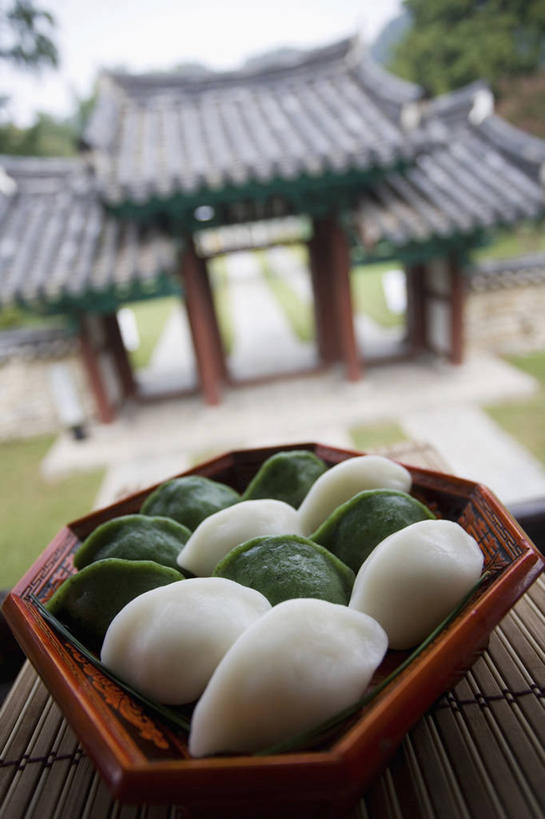 点心,无人,竖图,俯视,室外,特写,白天,道路,路,餐具,一堆,许多,阴影,堆叠,堆积,朦胧,模糊,光线,木制,碟子,盘,瓦片,影子,屋顶,屋檐,小路,料理,食品,年糕,甜点,交通,很多,顶棚,美食,檐,食物,糕点,一个,灰色,天空,阳光,盘子,木制品,碟,甜食,天,中式,单个,堆,彩图,高角度拍摄,年年糕