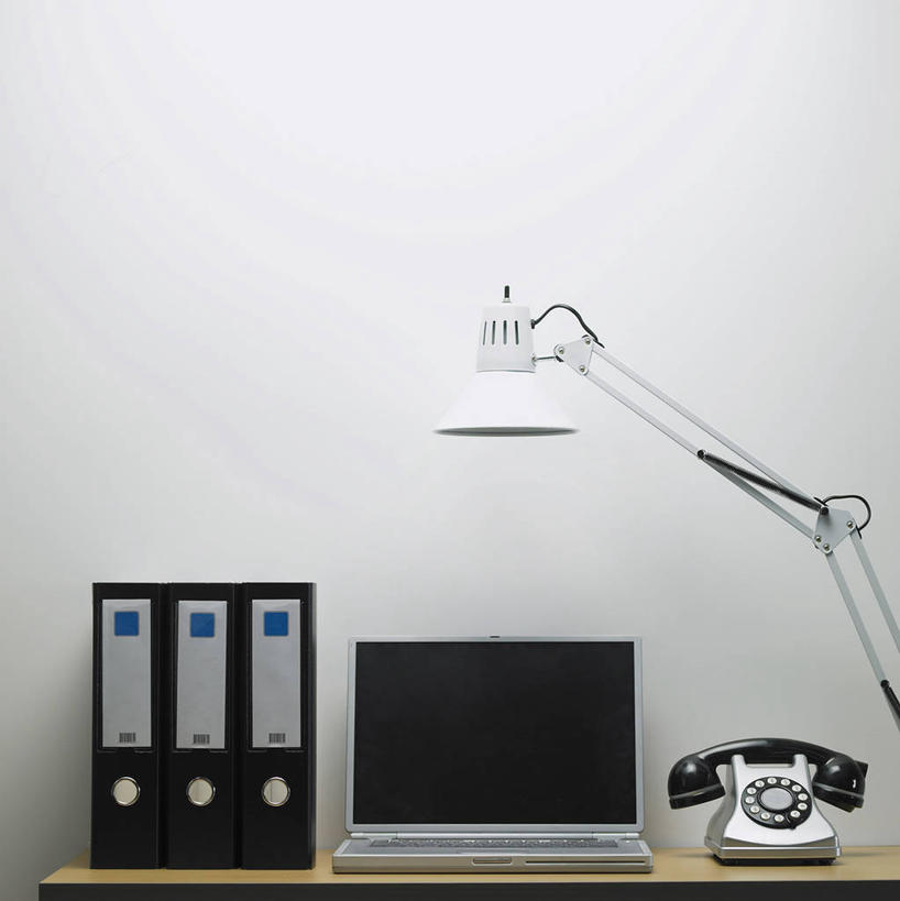 无人,打电话,竖图,室内,白天,正面,纯洁,电脑,笔记本电脑,台灯,竹子,电话,照明,阴影,灰色背景,光线,网络,影子,灯光,通讯设备,灯,三个,一个,话筒,灯具,电话线,摄影,影棚,单个,一台,照亮,无线,高雅,固定电话,照明设备,通信设备,无线网络,文件架,无线上网,便携式电脑,资料架,奉献,质朴,正直,文件框,文件座,资料档,资料座,担当,交流,手提电脑,电话机,竹,沟通,通话,彩图,影棚拍摄,拍摄,江南竹,毛竹,茅竹,孟宗竹,楠竹,奋进,操守,四君子,岁寒三友,性坚,虚怀,虚心,善群,卓尔