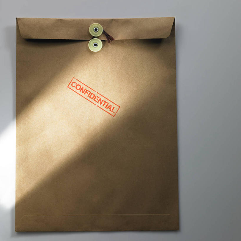 无人,竖图,俯视,室内,特写,白天,静物,袋子,一排,阴影,灰色背景,整齐,反射,英文,标志,文字,影子,纸袋,字符,字母,褐色,标识,排列,一个,红色,容器,摄影,影棚,单个,储藏,英文字母,档案袋,储存,队列,彩图,高角度拍摄,影棚拍摄,拍摄,贮存