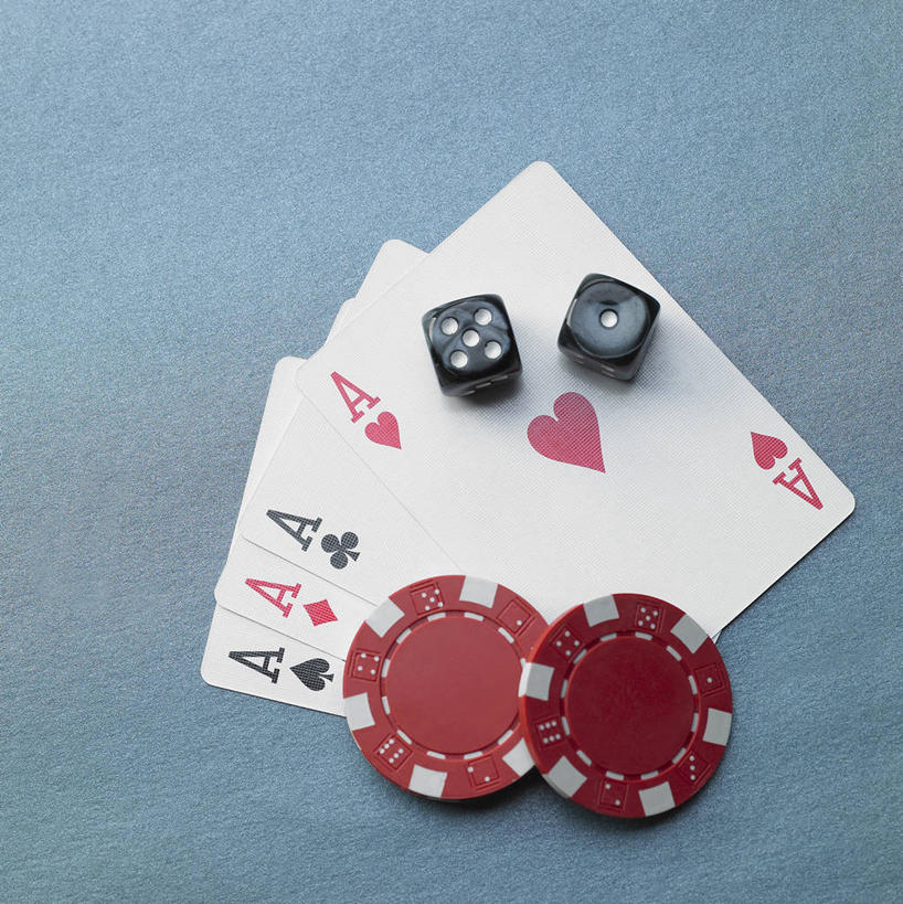 无人,竖图,俯视,室内,特写,白天,游戏,赌博,贪欲,竞争,静物,扑克牌,纸牌,玩具,扑克,阴影,蓝色背景,反射,英文,标志,骰子,文字,影子,字符,字母,两颗,四张,玩,娱乐,标识,刺激,两个,红色,休闲,筹码,摄影,影棚,活动,英文字母,计数,发泄,消遣,智力,赌具,积累,累积,色子,投机,侥幸,欲望,投子,宣泄,筹马,记数,玩耍,嬉戏,彩图,高角度拍摄,影棚拍摄,拍摄,胜负,输赢