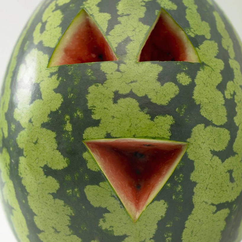 无人,竖图,室内,特写,白天,正面,西瓜,水果,雕塑,新鲜,艺术,装饰,纹路,雕刻,雕像,纹理,生食,食品,果实,食物,一个,红色,绿色,工艺品,摄影,有机食品,绿色食品,影棚,单个,华丽,修饰,美术,点缀,肌理,美学,衬托,美观,雅致,雅观,寒瓜,彩图,影棚拍摄,拍摄,食雕,食品雕刻,食物雕刻