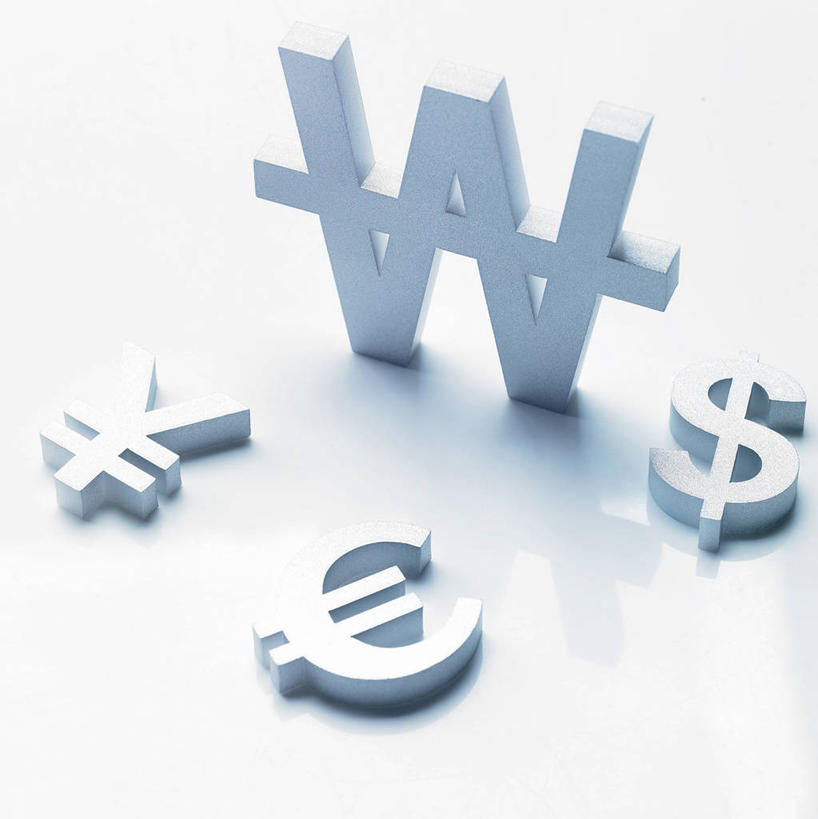 无人,竖图,俯视,室内,特写,白天,白色背景,人民币,美元,静物,阴影,反射,标志,文字,影子,美金,欧元,标识,四个,摄影,影棚,韩币,美圆,美元符号,彩图,高角度拍摄,影棚拍摄,拍摄,圜,欧元符号,韩币符号,人民币符号