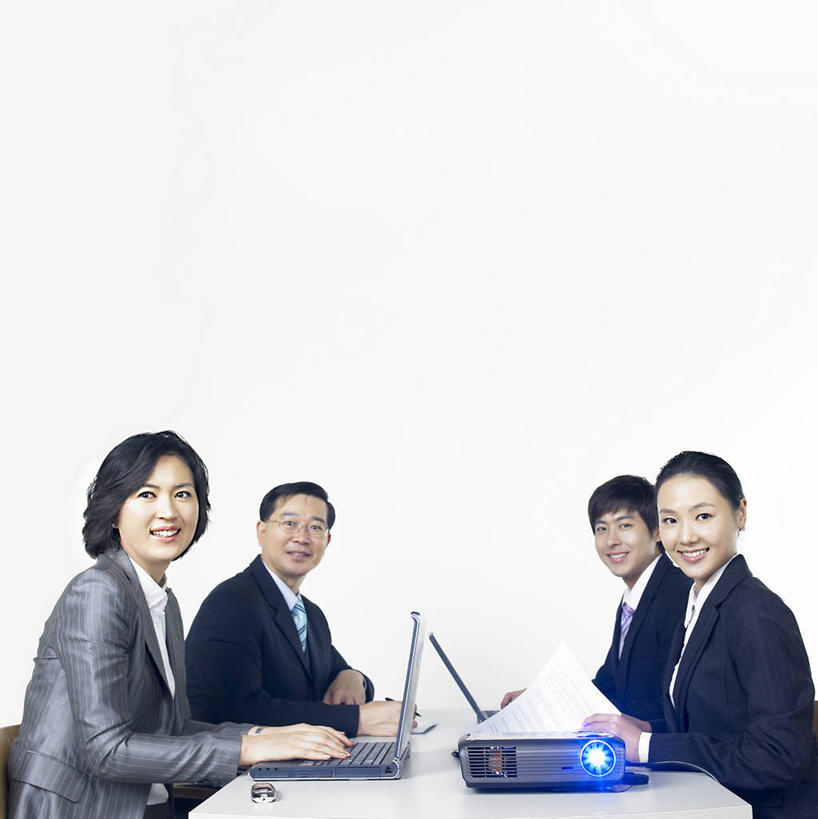 东方人,四个人,同事,商务人士,商务男性,商务女性,办公室,坐,笑,微笑,露齿笑,竖图,室内,白天,白色背景,侧面,衬衫,成功,合作,团队,集体,信心,电脑,笔记本电脑,家具,桌子,亚洲,阴影,套装,光线,网络,影子,办公桌,灯光,领带,扭头,注视,黄种人,通讯设备,队伍,观察,看,转头,摄影,影棚,观看,底片,幻灯片,察看,无线,领导,象征,庄重,成就,关注,通信设备,商务装,身份,无线网络,胶片,合伙,领袖,无线上网,便携式电脑,工薪阶层,办公家具,正式,地位,菲林,手提电脑,男人,男性,年轻男性,年轻女性,女人,女性,中年男性,亚洲人,白领,上班族,坐着,半身,彩图,影棚拍摄,衬衣,拍摄,正片