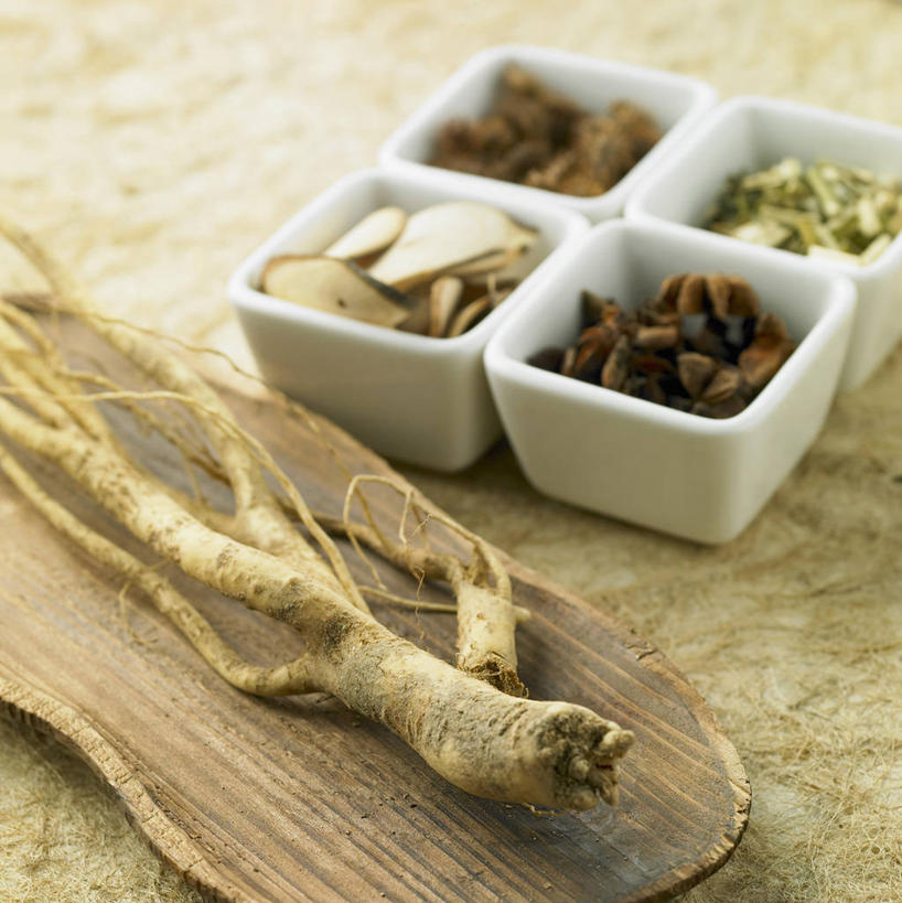 无人,竖图,俯视,室内,特写,白天,植物,餐桌,桌子,人参,阴影,反射,影子,陶瓷,草药,药草,陶瓷制品,中药,容器,碗,四个,餐台,储藏,储存,药材,中草药,中药材,本草,百尺杵,海腴,皱面还丹,人衔,参,彩图,高角度拍摄,贮存