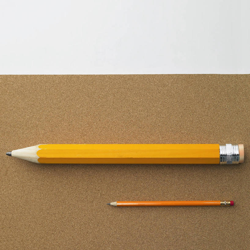 无人,竖图,俯视,室内,特写,白天,白色背景,静物,阴影,反射,笔,影子,办公用品,文具,黄色,铅笔,学习用品,摄影,影棚,文具用品,两支,彩图,高角度拍摄,影棚拍摄,拍摄
