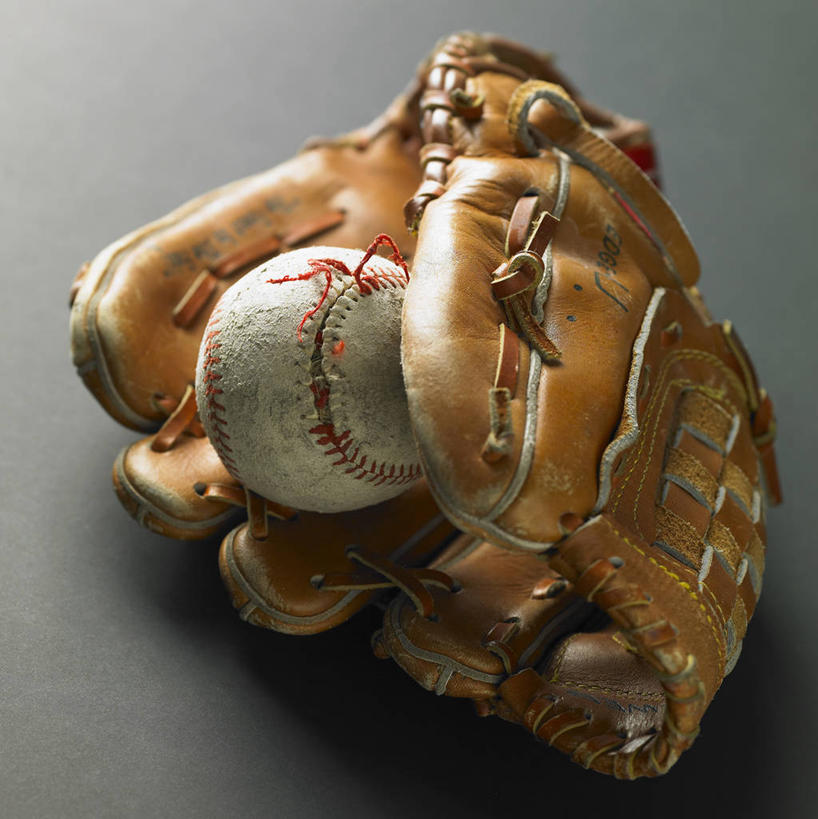 无人,竖图,俯视,室内,特写,白天,锻炼,运动,棒球,垒球,静物,阴影,灰色背景,反射,棒球手套,影子,球,手套,摄影,影棚,体育,彩图,高角度拍摄,影棚拍摄,健身,拍摄