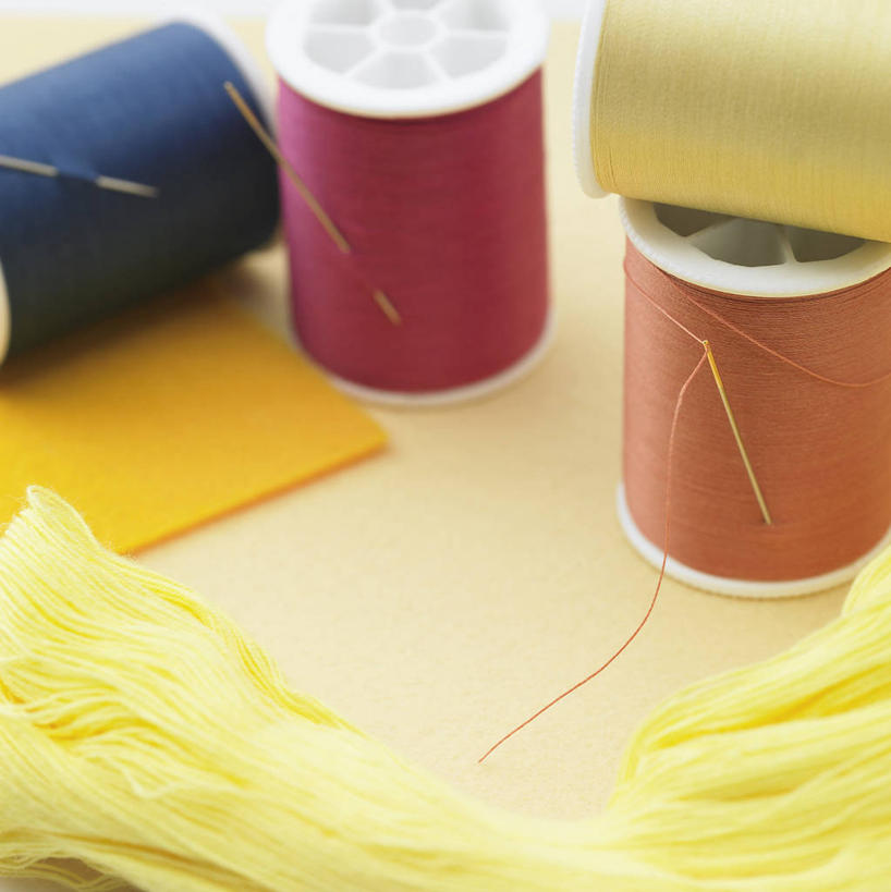 无人,竖图,俯视,室内,特写,白天,桌面,静物,阴影,反射,线,影子,针,黄色,红色,蓝色,四个,摄影,影棚,缝纫,缝衣针,针线,线轴,彩图,高角度拍摄,影棚拍摄,拍摄,细线