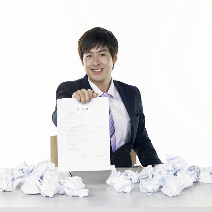 东方人,一个人,商务人士,商务男性,办公室,笑,微笑,露齿笑,竖图,室内,白天,白色背景,正面,衬衫,家具,桌子,亚洲,仅一个男性,仅一个人,握,套装,材料,档案,文件,纸,办公桌,领带,凌乱,拿,拿着,注视,黄种人,仅一个年轻男性,手稿,资料,观察,看,握着,摄影,影棚,观看,面试,证明,察看,混乱,简历,象征,庄重,关注,文档,商务装,身份,工薪阶层,求职,办公家具,正式,地位,纷乱,缭乱,庞杂,招聘,男人,男性,年轻男性,亚洲人,白领,上班族,半身,彩图,影棚拍摄,衬衣,拍摄,就业,应聘