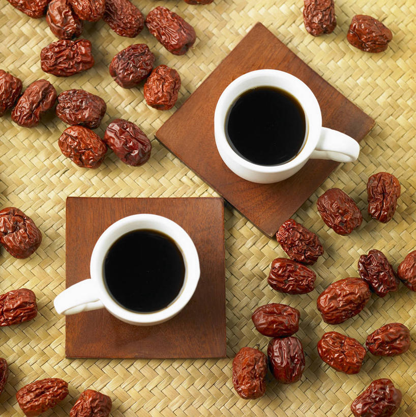 无人,竖图,俯视,室内,特写,白天,幸福,餐桌,茶,桌子,杯子,许多,阴影,反射,影子,茶叶,很多,两杯,娱乐,两个,红色,白色,水杯,享受,休闲,温馨,枣,放松,乐趣,红枣,餐台,提神,舒适,醒脑,枣子,大枣,茶杯,彩图,高角度拍摄