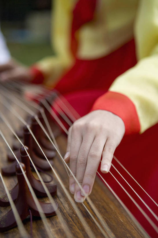 东方人,手,一个人,坐,竖图,俯视,室外,特写,白天,民族服装,亚洲,仅一个年轻女性,仅一个女性,仅一个人,服装,朦胧,模糊,乐器,弦乐器,弹奏,演奏,黄种人,衣服,黄色,红色,手部,服饰,单手,衣着,穿着,弹拨弦鸣乐器,弹弦乐器,衣饰,民族乐器,朝鲜服,年轻女性,女人,女性,亚洲人,坐着,半身,彩图,高角度拍摄,传统服装,民俗服,韩服,弹拨弦乐器,朝鲜筝,伽倻琴