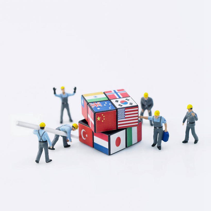 无人,站,竖图,俯视,室内,白天,白色背景,游戏,智慧,神秘,静物,旗帜,国旗,玩具,雕塑,握,阴影,艺术,装饰,反射,雕刻,雕像,影子,许多人,拿,玩,拿着,娱乐,一个,工艺品,站着,一群人,休闲,魔方,益智,握着,摄影,影棚,单个,活动,纪念,美术,发泄,消遣,智力,主题,神奇,陈列,功能,美学,宣泄,奥秘,鲁比克方块,魔术方块,扭计骰,男人,男性,年轻男性,旗,玩耍,嬉戏,站立,彩图,高角度拍摄,全身,影棚拍摄,拍摄,万国旗