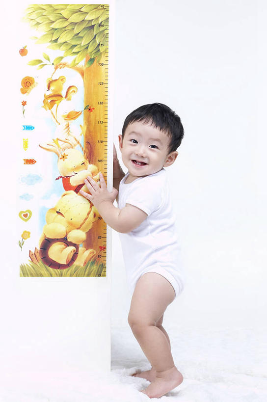 东方人,婴儿,儿童,一个人,站,竖图,室内,白天,侧面,婴儿服装,纯洁,亚洲,仅一个人,服装,测量,标志,数字,文字,字符,刻度,扭头,注视,黄种人,光脚,标识,小孩,衣服,白色,尺,观察,看,站着,转头,赤脚,可爱,摄影,阿拉伯数字,服饰,活泼,影棚,观看,测量工具,尺子,察看,衣着,穿着,关注,宝宝,纯真,烂漫,无邪,量具,量仪,衣饰,伶俐,天真,亚洲人,孩子,站立,彩图,全身,影棚拍摄,婴儿服,拍摄,身高尺