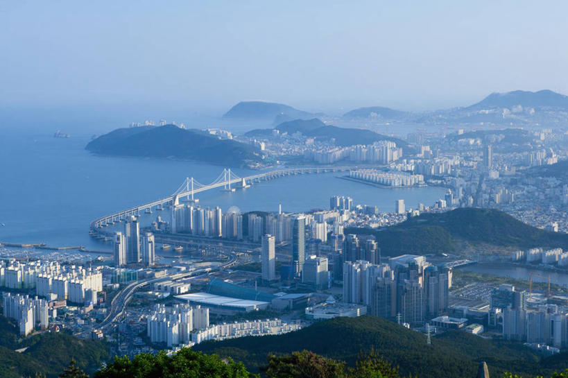 无人,家,高楼大厦,横图,全景,俯视,航拍,室外,白天,度假,海浪,海洋,美景,天际线,植物,城市风光,城市,大桥,大厦,建筑,摩天大楼,桥梁,釜山,韩国,亚洲,阴影,光线,影子,房屋,屋子,景观,浪花,水平线,公寓,建筑群,斜拉桥,桥,辽阔,海平线,娱乐,建设,洋房,楼房,住宅,树,树木,蓝色,绿色,蓝天,天空,阳光,自然,海水,天,享受,休闲,广阔,景色,放松,生长,晴朗,成长,一望无际,鸟瞰,海景,东亚,万里无云,大韩民国,釜山市,釜山广域市,广域市,无边无际,一马平川,斜张桥,大海,风浪,海,海水的波动,近岸浪,涌浪,晴空,晴空万里,彩图,高角度拍摄,房子,大楼,高层建筑,高楼,摩天楼,水天相接,水天一线