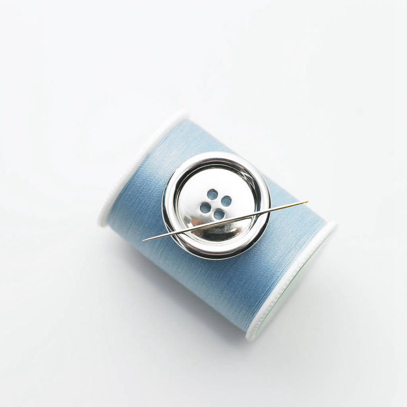 无人,竖图,俯视,室内,特写,白天,白色背景,静物,阴影,反射,影子,一枚,纽扣,针,蓝色,摄影,影棚,缝纫,钮扣,缝衣针,针线,线轴,彩图,高角度拍摄,影棚拍摄,拍摄,细线