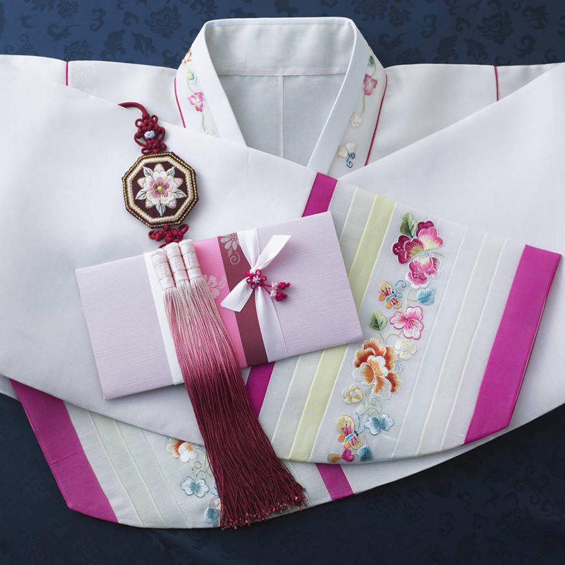 无人,方图,俯视,室内,特写,白天,民族服装,静物,阴影,花纹,服装,装饰,反射,纹路,图案,纹理,影子,装饰品,衣服,装饰物,服饰,华丽,修饰,点缀,衣着,穿着,饰物,肌理,衬托,美观,雅致,雅观,衣饰,朝鲜服,彩图,高角度拍摄,传统服装,民俗服,韩服