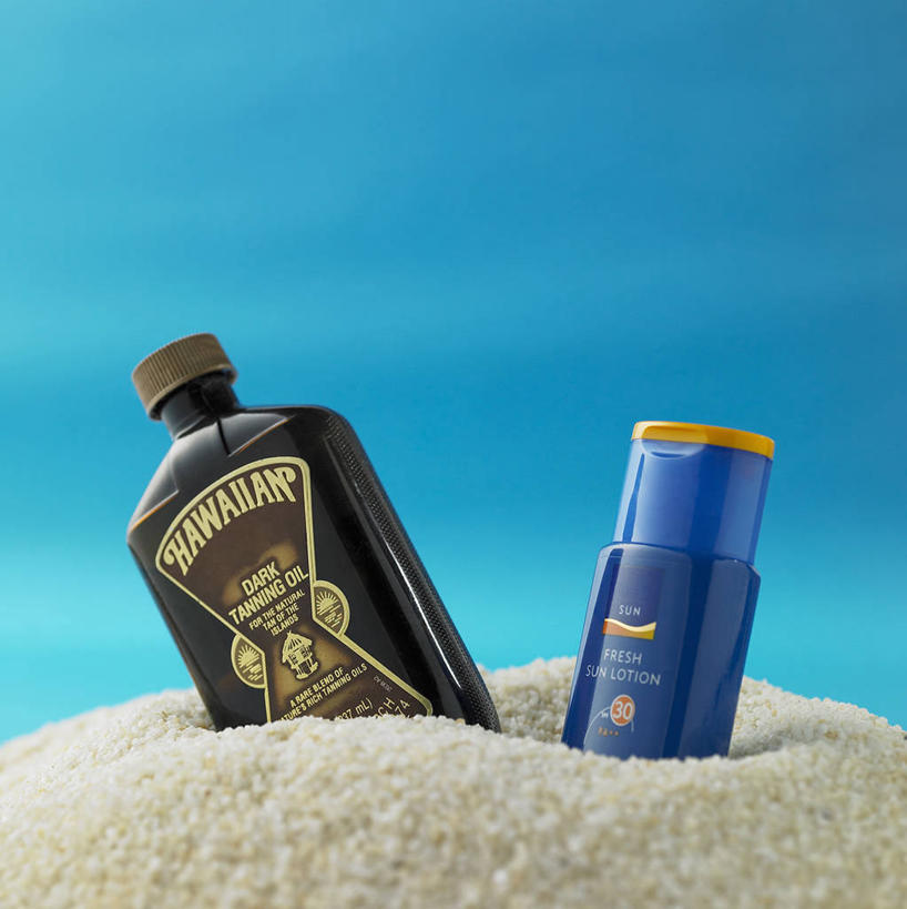 无人,竖图,室内,特写,白天,正面,建材,建筑,阴影,蓝色背景,反射,材料,沙子,影子,沙,化妆品,瓶子,塑料制品,塑料瓶,摄影,建造,影棚,砂,矿产,防晒乳,防晒霜,护肤品,化妆用品,护肤用品,彩图,影棚拍摄,拍摄