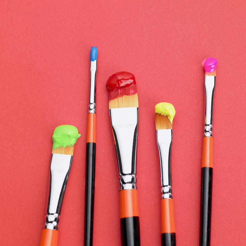 无人,方图,俯视,室内,特写,白天,静物,一排,阴影,红色背景,整齐,并列,并排,反射,笔,影子,办公用品,文具,排列,画笔,学习用品,摄影,影棚,文具用品,五支,队列,平行,彩图,高角度拍摄,影棚拍摄,拍摄