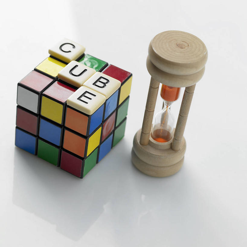 无人,竖图,俯视,室内,特写,白天,白色背景,游戏,智慧,神秘,静物,计时器,沙漏,玩具,阴影,时间,反射,英文,标志,沙子,文字,影子,字符,字母,玩,计时,娱乐,标识,一个,休闲,魔方,益智,摄影,影棚,单个,活动,英文字母,定时器,准确,发泄,消遣,智力,精准,神奇,宣泄,奥秘,鲁比克方块,魔术方块,扭计骰,玩耍,嬉戏,彩图,高角度拍摄,影棚拍摄,拍摄