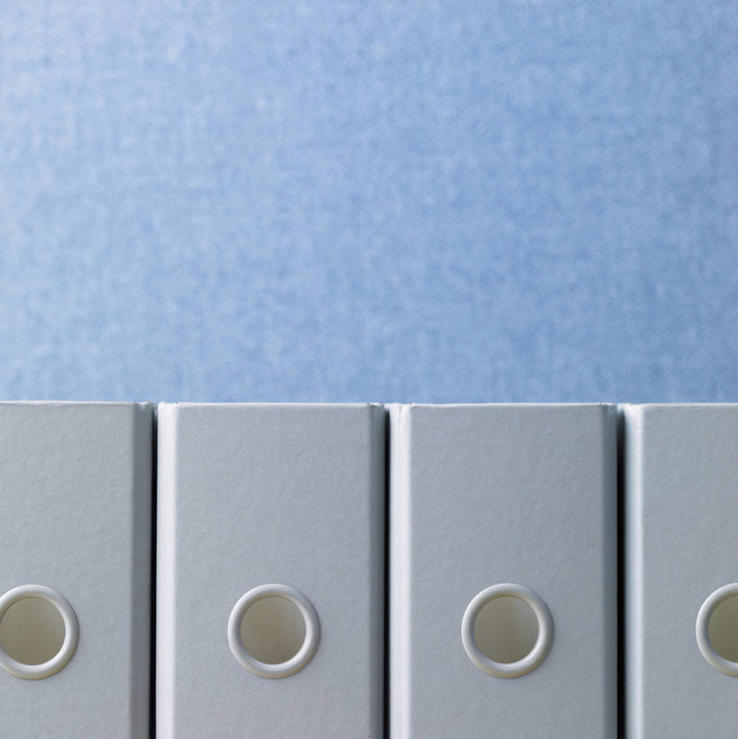 无人,竖图,室内,特写,白天,正面,静物,一排,阴影,整齐,并列,并排,反射,影子,墙,墙壁,墙面,排列,四个,队列,平行,文件架,资料架,文件框,文件座,资料档,资料座,彩图