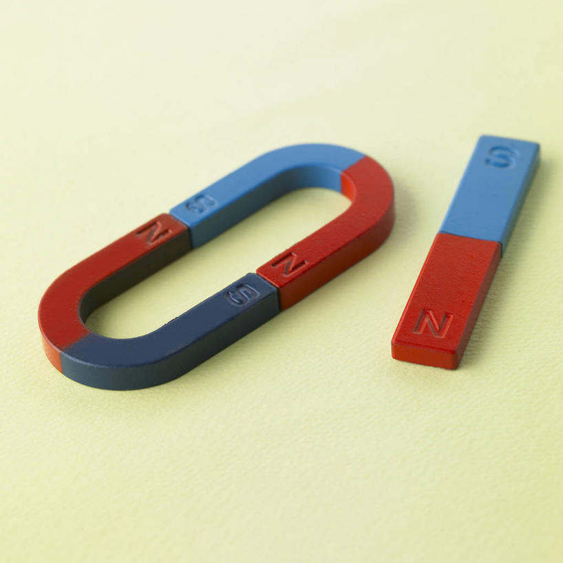 无人,竖图,俯视,室内,特写,白天,静物,阴影,黄色背景,反射,磁铁,影子,两个,红色,蓝色,摄影,影棚,吸铁石,磁场,彩图,高角度拍摄,影棚拍摄,拍摄