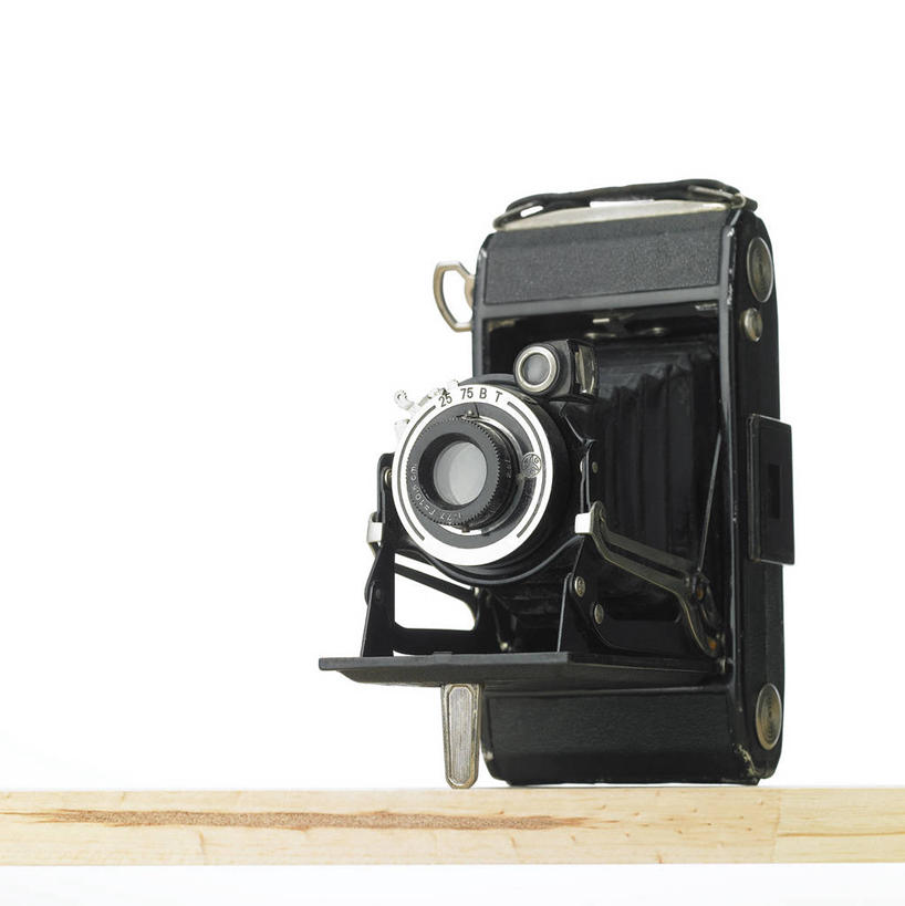 无人,竖图,室内,特写,白天,白色背景,正面,静物,相机,阴影,反射,木制,影子,拍照,黑色,木制品,摄影,影棚,一部,照相机,彩图,影棚拍摄,拍摄,照相,传统相机,胶片相机