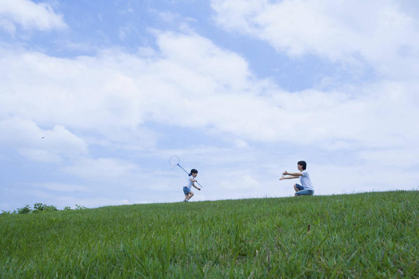 东方人,儿童,两个人,家庭,母亲,女儿,蹲,横图,室外,白天,侧面,纯洁,草地,草坪,树林,植物,亚洲,奔驰,阴影,服装,裤子,欢迎,光线,影子,地平线,云,云朵,辽阔,地面,云彩,注视,牛仔裤,休闲装,黄种人,草,树,树木,小孩,衣服,蓝色,绿色,白云,蓝天,天空,阳光,自然,天,奔跑,观察,看,休闲,广阔,温暖,温馨,母女,一家人,休闲服,可爱,母爱,童年,童趣,服饰,生长,晴朗,成长,观看,一望无际,和睦,察看,关注,延伸,童真,烂漫,无邪,天地相交,无边无际,一马平川,天真,年轻女性,女孩,女人,女性,亚洲人,孩子,年轻人,晴空,蹲着,彩图,全身,融洽,女生