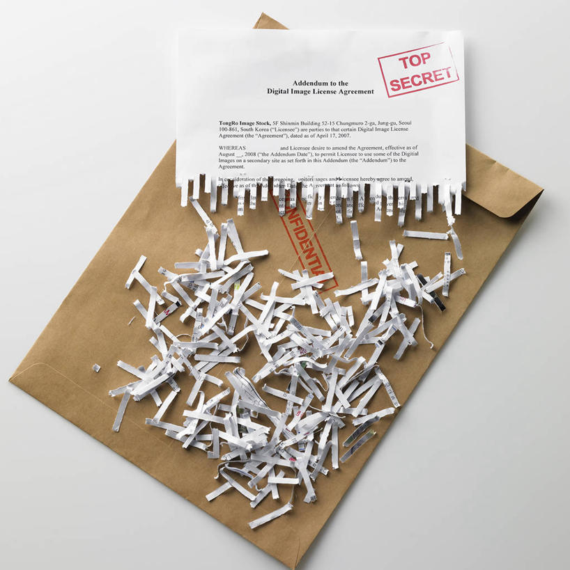 无人,竖图,室内,白天,正面,桌面,桌子,一堆,许多,阴影,堆叠,堆积,反射,档案,文件,影子,纸屑,很多,资料,堆,碎纸,文档,碎纸条,彩图