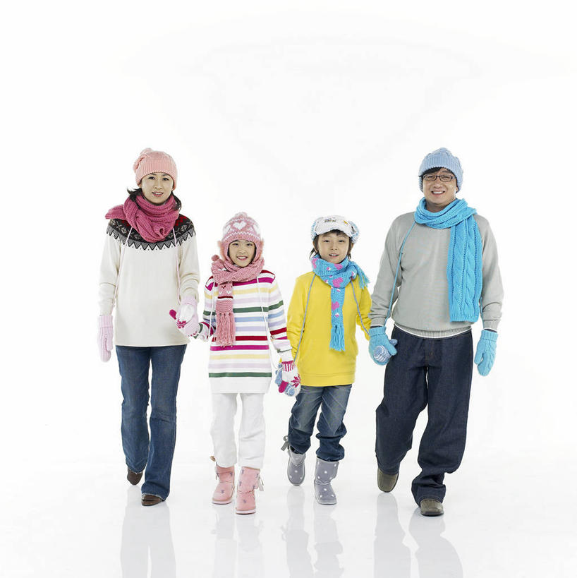 东方人,儿童,中年人,四个人,家庭,夫妻,母亲,父亲,女儿,儿子,走,握手,笑,微笑,竖图,室内,白天,白色背景,正面,爱情,纯洁,帽子,鞋子,亚洲,阴影,服装,裤子,装饰,反射,影子,浪漫,注视,牛仔裤,黄种人,靴子,小孩,衣服,手套,围巾,观察,看,温暖,温馨,父女,父子,母女,母子,一家人,恩爱,父爱,可爱,母爱,童年,童趣,恋人,摄影,服饰,影棚,围脖,观看,羽绒服,保暖,华丽,点缀,和睦,察看,御寒,雪地靴,关注,童真,烂漫,无邪,衬托,美观,雅致,雅观,棉帽,冬装,天真,男孩,男人,男性,女孩,女人,女性,中年男性,中年女性,亚洲人,孩子,夫妇,情侣,步行,搀手,拉手,散步,手拉手,手握手,走路,彩图,全身,影棚拍摄,拍摄,伴侣,融洽,男生,女生