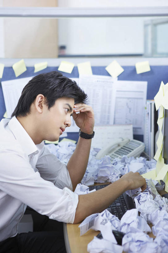 东方人,一个人,商务人士,商务男性,办公室,坐,打电话,竖图,室内,白天,侧面,衬衫,键盘,家具,桌子,电话,亚洲,仅一个男性,仅一个人,一堆,许多,撑,阴影,堆叠,堆积,套装,褶皱,时间,反射,材料,档案,时钟,手表,文件,影子,纸,办公桌,墙,垃圾,很多,计时,注视,黄种人,输入设备,通讯设备,墙壁,墙面,仅一个年轻男性,话筒,资料,钟表,观察,看,思考,表,电话线,纸团,观看,堆,腕表,察看,撑着,固定电话,关注,文档,通信设备,商务装,工薪阶层,办公家具,思虑,渣滓,交流,电脑键盘,男人,男性,年轻男性,亚洲人,白领,上班族,电话机,钟,沟通,通话,坐着,半身,彩图,衬衣