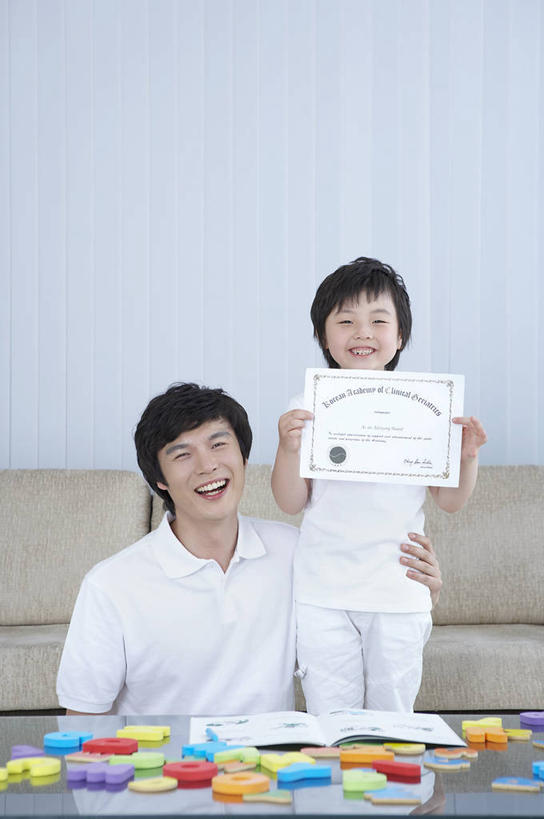 东方人,儿童,两个人,家庭,父亲,儿子,客厅,站,坐,笑,微笑,露齿笑,竖图,室内,白天,正面,游戏,纯洁,成功,胜利,沙发,桌子,玩具,玻璃,亚洲,握,阴影,服装,裤子,反射,影子,墙,玩,茶几,注视,休闲裤,休闲装,黄种人,娱乐,墙壁,墙面,玻璃制品,小孩,衣服,白色,观察,看,站着,休闲,温暖,温馨,父子,一家人,休闲服,父爱,光彩,可爱,童年,童趣,益智,握着,服饰,观看,活动,和睦,察看,起居室,发泄,关注,消遣,智力,奖励,奖状,荣誉,布艺沙发,童真,烂漫,无邪,宣泄,荣耀,客堂,光荣,天真,男孩,男人,男性,年轻男性,亚洲人,孩子,年轻人,玩耍,嬉戏,站立,坐着,半身,彩图,证明书,融洽,男生