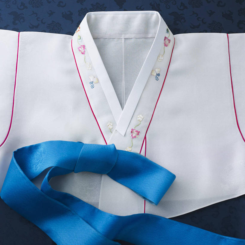 无人,方图,俯视,室内,特写,白天,民族服装,静物,阴影,花纹,蓝色背景,装饰,反射,图案,影子,蓝色,白色,一件,摄影,服饰,影棚,华丽,修饰,点缀,衬托,美观,雅致,雅观,朝鲜服,彩图,高角度拍摄,影棚拍摄,传统服装,民俗服,拍摄,韩服